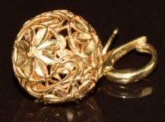 An 18ct gold pendant with pierced floral decoration, 1.9g