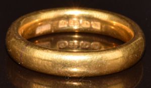 A 22ct gold wedding band / ring, 7.9g, size L/M