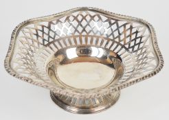 George V hallmarked silver pedestal bon bon dish with gadrooned edge and pierced decoration, Chester