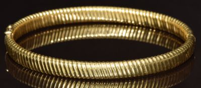 Italian 18k gold bangle with ridged detail, 13.5g