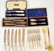 Cased pair of George V hallmarked silver mother of pearl handled forks, Sheffield 1935, in Douglas &