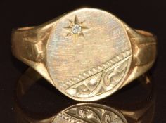 A 9ct gold signet ring with scrolling decoration and set with a diamond in a star setting, 5g,