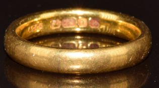 A 22ct gold wedding band / ring, 5.2g, size K