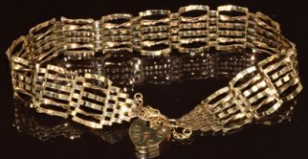 A 9ct gold gate bracelet with heart padlock clasp, 8.4g, 20cm