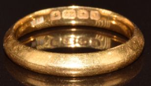 A 22ct gold wedding band / ring, 3.2g, size J
