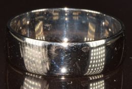 A platinum wedding band / ring, 4.5g, size R