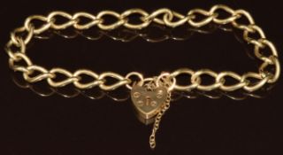 A 9ct gold curb link bracelet with heart padlock clasp, 13.1g, 19cm