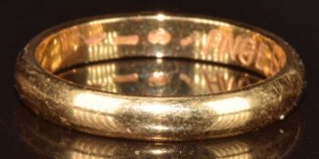 An 18ct gold wedding band / ring, 3.8g, size N