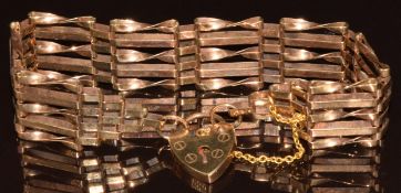A 9ct gold gate bracelet with heart padlock clasp, 11.1g, 17cm