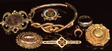 A 9ct gold bangle (damaged, 9.2g), 9ct gold horseshoe charm (0.4g) Victorian 15ct gold target brooch