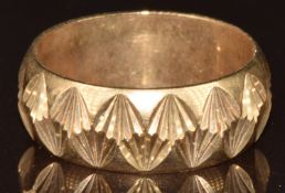 A 9ct gold wedding band with cut out decoration, 4.4g, size M