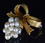 An 18ct gold brooch in the form of a bow and a bunch of grapes set with pearls, 7.8g, 4 x 2.8cm