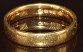 An 18ct gold wedding band / ring, 4.6g, size O