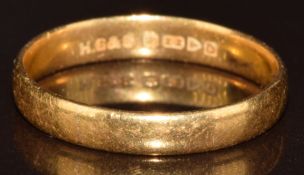 A 22ct gold wedding band / ring, 2.2g, size M