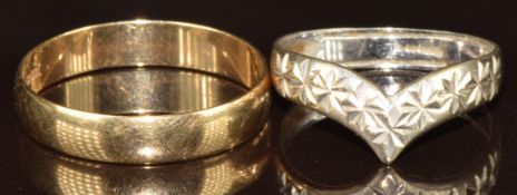 A 9ct gold wedding band / ring and 9ct gold 'V' shaped ring, 3.7g, size P & U/V