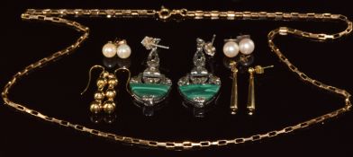 A 9ct gold chain made up of rectangular links (5g, 50cm), two pairs of yellow metal earrings (3.9g),
