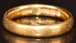 A 22ct gold wedding band / ring, 4g, size J