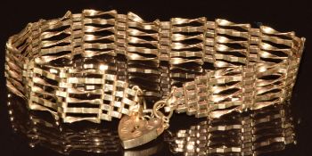 A 9ct gold gate bracelet with heart padlock clasp, 7g, 18cm