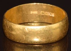 A 22ct gold wedding band / ring, 5.7g, size P