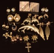 Twelve pairs of 9ct gold earrings, two 9ct gold pendants and a 9ct gold dolphin brooch, 10g
