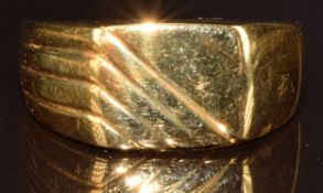 An 18ct gold signet ring, 4.8g, size R