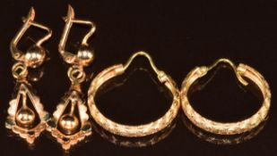 A pair of 18k gold earrings (4.8g) and a pair of 18k gold hoop earrings with engraved decoration,