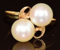 A 14k gold ring set with two cultured pearls, 2.6g, size O