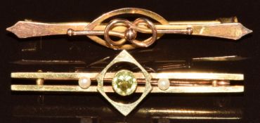 Edwardian 15ct gold brooch set with a peridot and pearls (2.2g) and a 9ct gold brooch (1.5g)