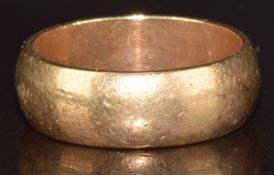 A 9ct gold wedding band / ring, 6.3g, size Q