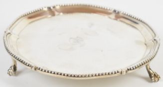 Georgian hallmarked silver card tray or small salver with beaded and shaped rim, raised on three