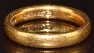 A 22ct gold wedding band / ring, 6g, size L