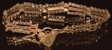 A 9ct gold gate bracelet with heart padlock clasp, 6.8g, 18cm