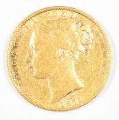 1871 Queen Victoria gold full sovereign with young head and shield reverse, die number 27, F