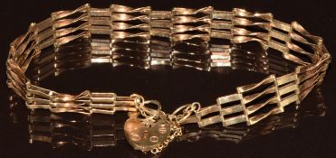 A 9ct gold gate bracelet with heart padlock clasp, 4.2g, 18cm