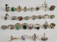 Twenty-eight silver rings including agate, pearl, marcasite, labradorite, amethyst, garnet,