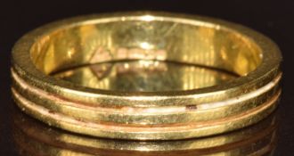 An 18ct gold wedding band / ring with ridged decoration, 4g, size N