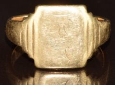 A 9ct gold signet ring, 5.2g, size P