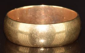 A 9ct gold wedding band / ring, 6.7g, size X/Y