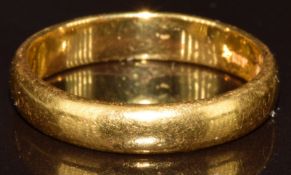 A 22ct gold wedding band / ring, 4.4g, size M