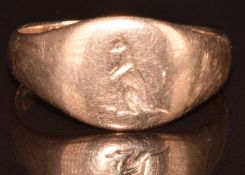 A 9ct rose gold signet ring with kangaroo engraving, 3.7g, size S