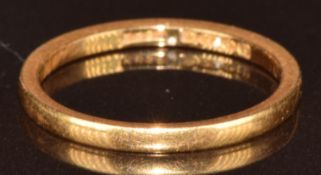 A 22ct gold wedding band / ring, 1.9g, size J