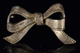 An 18ct gold brooch in the form of a bow, with textured finish, 7.5g, 4cm