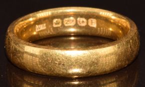A 22ct gold wedding band / ring, 5.2g, size H