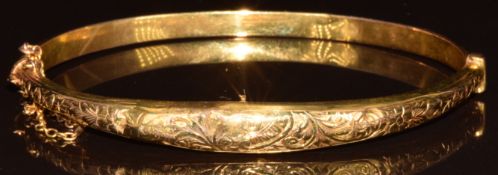A 9ct gold bangle with engraved scrolling decoration, Birmingham 1917, 4.8g
