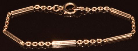 A 9ct gold c1900 bracelet made up of oval and elongated links, 5.2g, 19cm