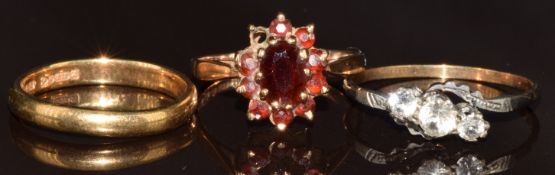 A 9ct gold ring set with garnets in a cluster, a 9ct gold wedding band/ ring (4.5g, size N & O)