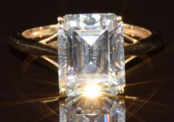 A 9k gold ring set with an emerald cut cubic zirconia, 2.7g, size K