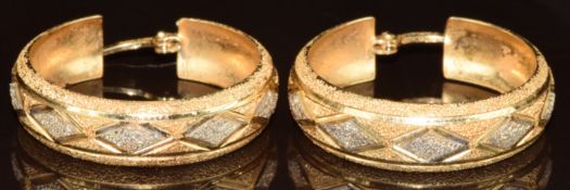 A pair of 14k gold bi-coloured earrings, 4.4g