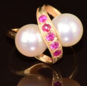 An 18k gold ring set with two cultured pearls and synthetic rubies, 3.7g, size I