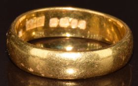A 22ct gold wedding band / ring, 5.7g, size L/M
